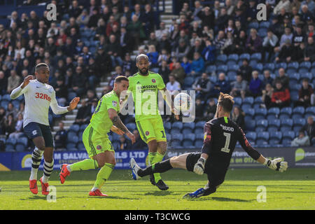 6 aprile 2019 , Deepdale, Preston, Inghilterra; Sky scommessa campionato, Preston North End vs Sheffield Regno ; Declan Rudd (01) di Preston salva Billy Sharp (10) di Sheffield Regno ha girato sul traguardo Credito: Mark Cosgrove/News immagini English Football League immagini sono soggette a licenza DataCo Foto Stock