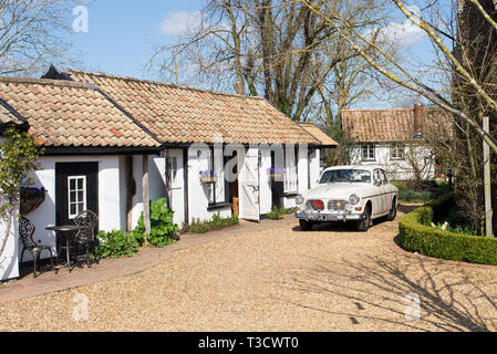 Thriplow, Cambridge, Inghilterra, Regno Unito - Marzo 2019: vecchio classico vintage 1968 VOLVO Serie 100 122 S auto parcheggiate nel cortile della British country house Foto Stock