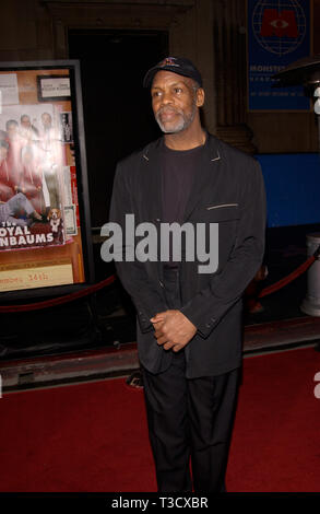 LOS ANGELES, CA. Dicembre 06, 2001: Attore Danny Glover all'Hollywood premiere del Royal Tenenbaums. Foto Stock