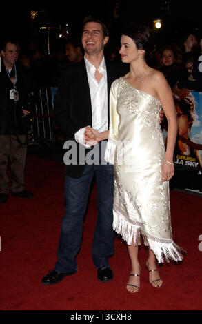 LOS ANGELES, CA. Dicembre 10, 2001: l'attore TOM CRUISE & attrice fidanzata Penelope Cruz al mondo premiere, a Hollywood, del loro nuovo film Vanilla Sky. © Paul Smith/Featureflash Foto Stock