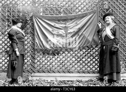 Donna movimento di suffragio - Donna Suffragettes picketers azienda banner ca. 1917 Foto Stock