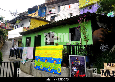 Esterno del case colorate in Comuna 13, Medellin, Colombia Foto Stock