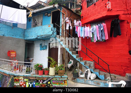 Close Up di case colorate in Comuna 13, Medellin, Colombia Foto Stock