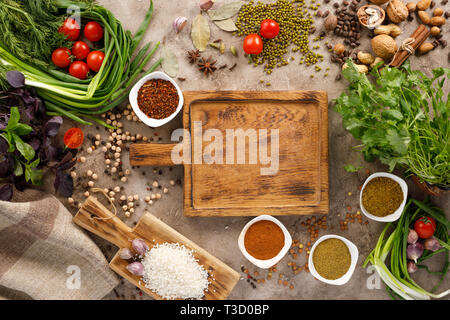 Verdure fresche e pomodori spezie cereali e dadi organic snack sani su un tessiturali sfondo. Concetto di alimenti sani. Telaio sotto il testo. Foto Stock