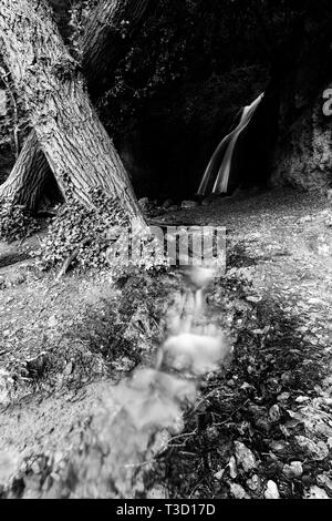 La cascata nel bosco in un pallido (Umbria, Italia) Foto Stock