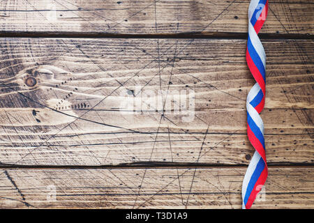 Nastro in colori della bandiera russa tricolore in legno copia di sfondo spazio. Foto Stock