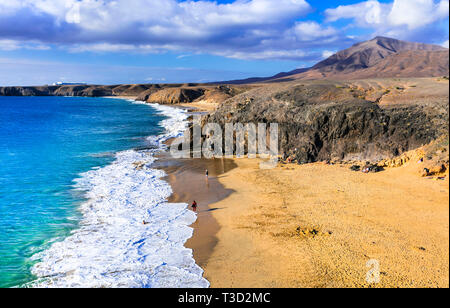 Baeautiful mare e monti in Playa de Papagayo,Lanzarote Island,Spagna. Foto Stock