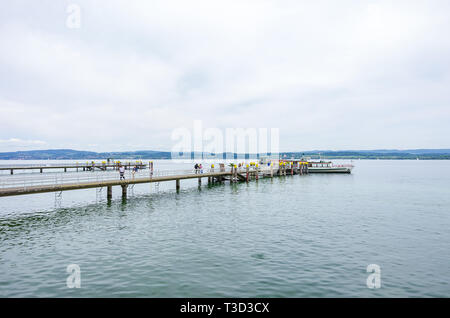 L'escursione motonave MS REICHENAU ha attraccato al pontile dell'isola floreale di Mainau sul lago di Costanza, Baden-Württemberg, Germania, Europa. Foto Stock