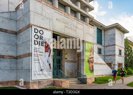 Studenti del college jogging davanti a Michael C. Carlos Museum sulla storica del quadrangolo di la Emory University campus in Atlanta, Georgia. (USA) Foto Stock