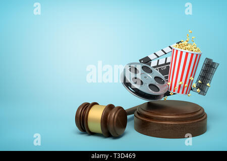 3D rendering di bobina di pellicola, popcorn benna e clapperboard sospeso in aria al di sopra del blocco audio con martello accanto su sfondo blu con una copia dello spazio. Foto Stock