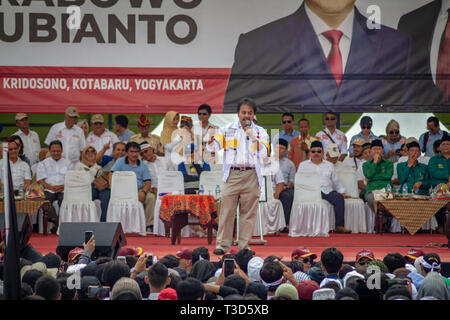 Yogyakarta, Indonesia. 08 apr, 2019. Partito democratico candidato legislativa, Roy Suryo era visto dare un discorso durante indonesiano candidato presidenziale Prabowo Subianto campagna presso la Kridosono Stadium su Aprile 8, 2019, a Yogyakarta, Indonesia. Credito: Rizqullah Hamiid Saputra/Pacific Press/Alamy Live News Foto Stock