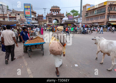 Occupato persone intorno al mercato Sadar cancello di Jodhpur, Rajasthan, India Foto Stock