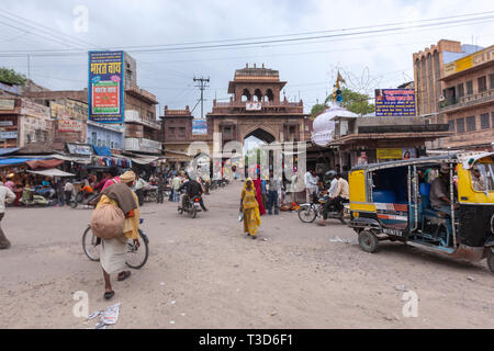 Occupato persone intorno al mercato Sadar cancello di Jodhpur, Rajasthan, India Foto Stock