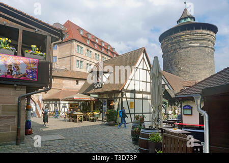 Handwerkerhof und Frauentorturm in der Altstadt von Nürnberg, Franken, Bayern, Deutschland | artigiani corte (tedesco: Handwerkerhof) e porta le donne a Foto Stock