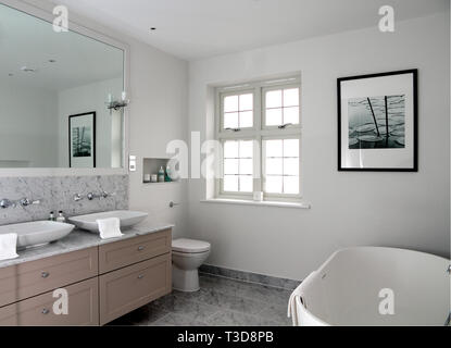 Bagno con finestra in legno Foto Stock