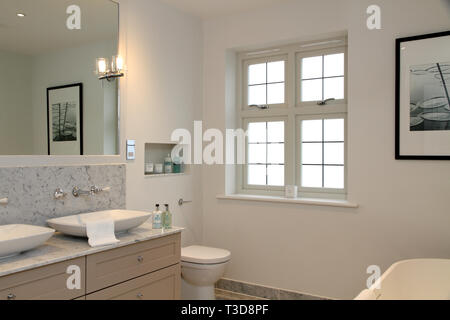 Bagno con finestra in legno Foto Stock