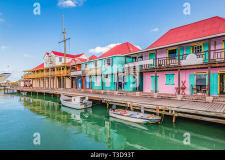 St John's, Antigua. Gli edifici colorati al cruise port. Foto Stock