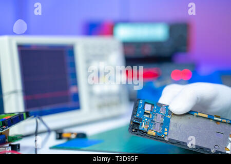 Telefono cellulare riparazione. Tecnico elettronico riparazioni Foto Stock