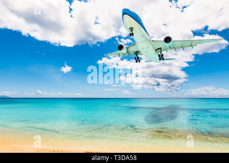 Piano sopra il mare e la spiaggia di St Maarten, dei Caraibi. Viaggi e trasporto di aria sullo sfondo. Foto Stock