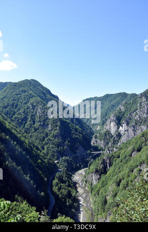 Montare Cetatea vicino castello di Poenari. Arges River Valley, Romania. Foto Stock