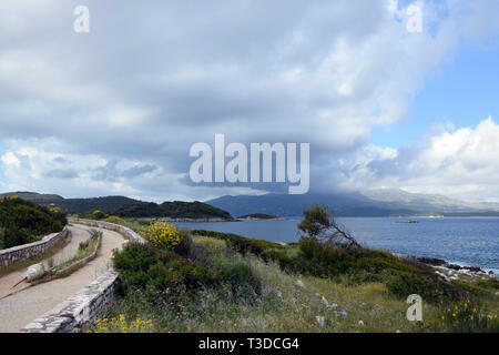 Costa del mare in città Ksamil - riviera albanese. Mare ionico vicino Saranda. Albana. Foto Stock