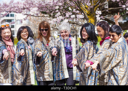 Gruppo di canto corale esecutori al 2019 Richmond Cherry Blossom Festival di Steveston British Columbia Foto Stock