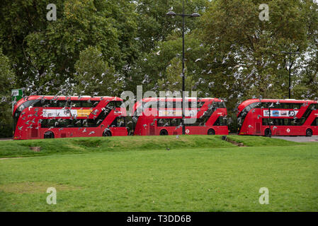 London, Regno Unito - 28 agosto 2018: London Red bus della stazione di arresto. - Immagine Foto Stock