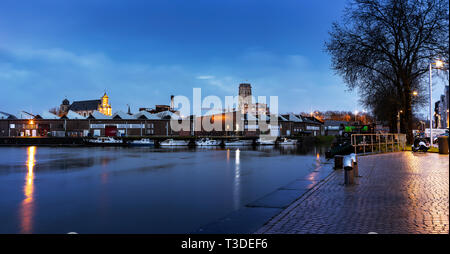 Mechelen, Belgio - 2 Aprile 2019: l'Towesr di Saint-Rombuld la cattedrale e il Beguinage Chiesa al blue ora Foto Stock