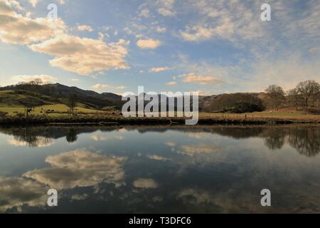 Regno Unito Elterwater, Lake District inglese Cumbria. Vista sul Fiume Brathay verso i lontani Langdale Pikes. Cumbria modo. Modo pennini. Skelwith REGNO UNITO Foto Stock