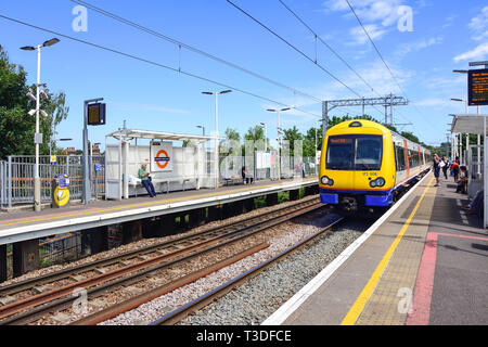 Harringay Green Lanes Overground Railway Station platform, Green Lanes, Harringay, London Borough of Haringey, Greater London, Inghilterra, Regno Unito Foto Stock