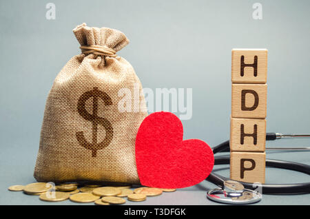 Blocchi di legno con la parola HDHP e denaro borsa con il simbolo del dollaro. Alta deducibili piano sanitario concetto. Piano di assicurazione sanitaria con premi più bassi e hi Foto Stock