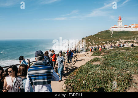 Il Portogallo, Sintra, 26 Giugno 2018: Le persone o i turisti a Capo Roca vicino al faro. Una delle attrazioni del Portogallo. Foto Stock