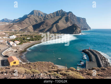 Vista sul porto e spiaggia a Aldea de San Nicolas sul robusto costa ovest di Gran Canaria Isole Canarie Spagna