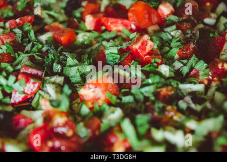 Vassoio con spezzatino vegetale tirata fuori dal forno Foto Stock