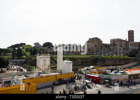 Colosseo, Roma, Italia 04/06/2019: nuova linea metropolitana c edificio, Fori Imperiali stazione. Sullo sfondo la Basilica di Santa Francesca Romana Foto Stock