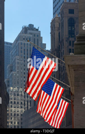 Tre bandierine americane volare al di fuori della Borsa di New York, New York, nello Stato di New York, Stati Uniti d'America. Foto Stock
