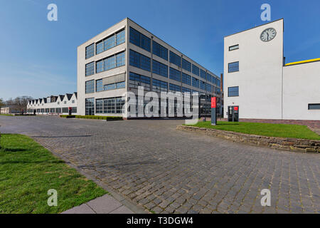 Krefeld - Close-Up a Clock-House a Mies van der Rohe Business Park, Renania settentrionale-Vestfalia, Germania, 30.03.2019 Foto Stock