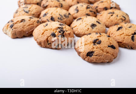 I biscotti con scaglie e pezzi di cioccolato su sfondo bianco Foto Stock