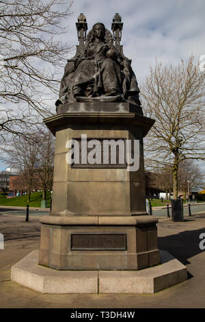 Statua della regina Victoria su un trono St Helens Merseyside England Marzo 2019 Foto Stock