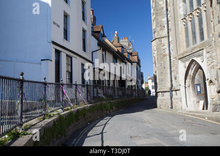 Croft Road ringhiere decorate con nastri durante il martinetto nel verde della celebrazione, May Bank Holiday weekend, Città Vecchia, Hastings, East Sussex, Regno Unito Foto Stock