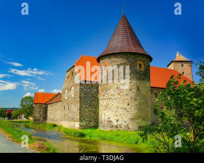 Il castello d'acqua di Svihov è situato nella regione di Pilsen, Repubblica ceca, l'Europa. Ci sono acqua canal attorno al castello in pietra. È il castello di pietra Foto Stock