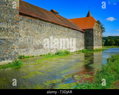 Il castello d'acqua di Svihov è situato nella regione di Pilsen, Repubblica ceca, l'Europa. Ci sono acqua canal attorno al castello in pietra. È il castello di pietra Foto Stock