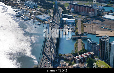 Tramonto vista aerea di Sydney Anzac Bridge. Foto Stock