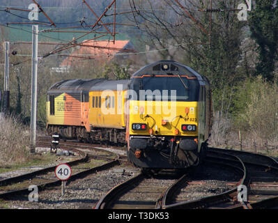 Due della classe 67 diesel-locomotive elettriche, in Cole del trasporto merci per ferrovia in livrea, top e del recupero di una rete test di rampa treno in partenza Carnforth il 8 aprile 2019 Foto Stock