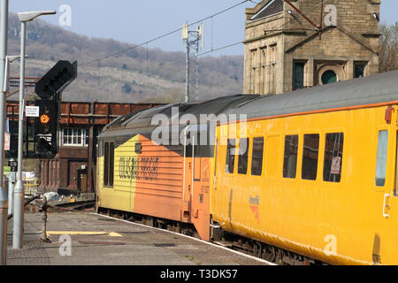 Classe 67 locomotiva diesel-elettriche in Cole del trasporto merci per ferrovia e arancione livrea gialla sulla rete giallo test di rampa treno in partenza Carnforth dal 8 aprile 2019. Foto Stock