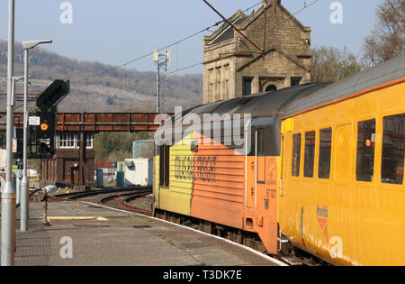 Classe 67 locomotiva diesel-elettriche in Cole del trasporto merci per ferrovia e arancione livrea gialla sulla rete giallo test di rampa treno in partenza Carnforth dal 8 aprile 2019. Foto Stock