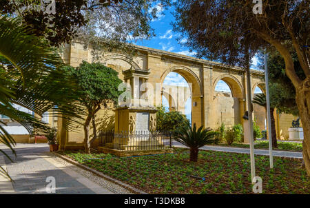 Upper Barrakka Gardens con archi e palme a La Valletta, Malta Foto Stock