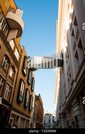 Passerella piccola aggiunta di edifici di Londra centrale Foto Stock