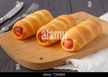 Fatta in Casa i suini in una coperta. Salsicce laminati in croissant pasta cotta Foto Stock