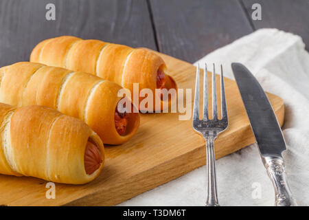 Fatta in Casa i suini in una coperta. Salsicce laminati in croissant pasta cotta Foto Stock